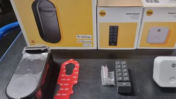 Yale Linus® Smart Lock (svart) + Bridge + tangentbord