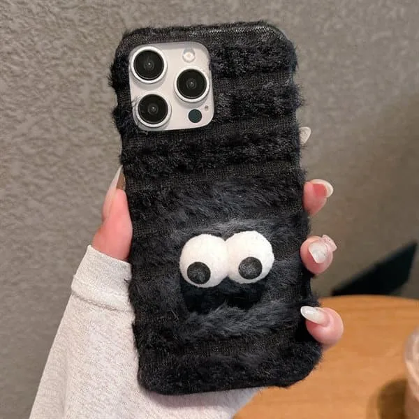 Fluffigt Bakskal till iPhone 16 Pro