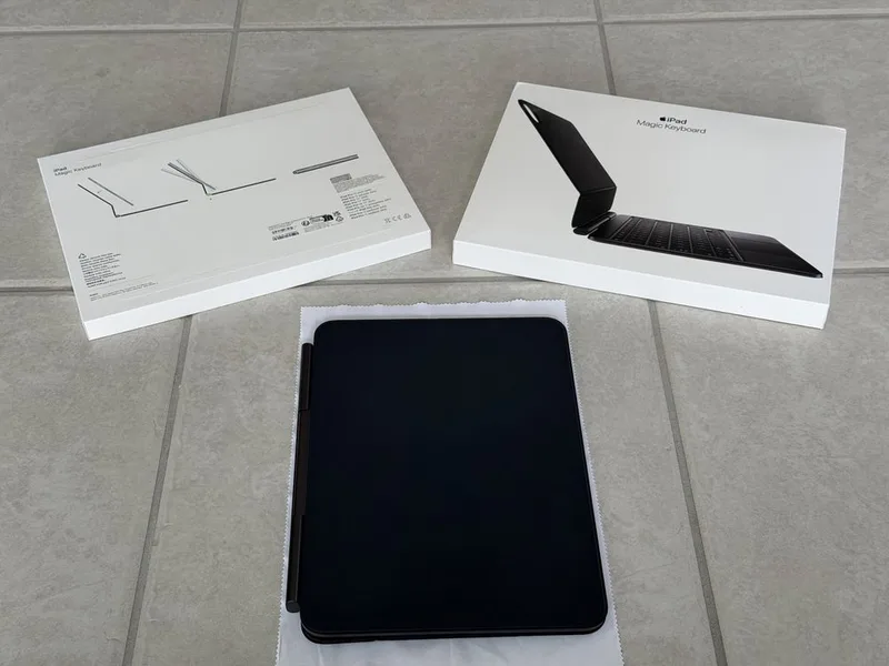 Apple MWR23SM/A Cover and keyb